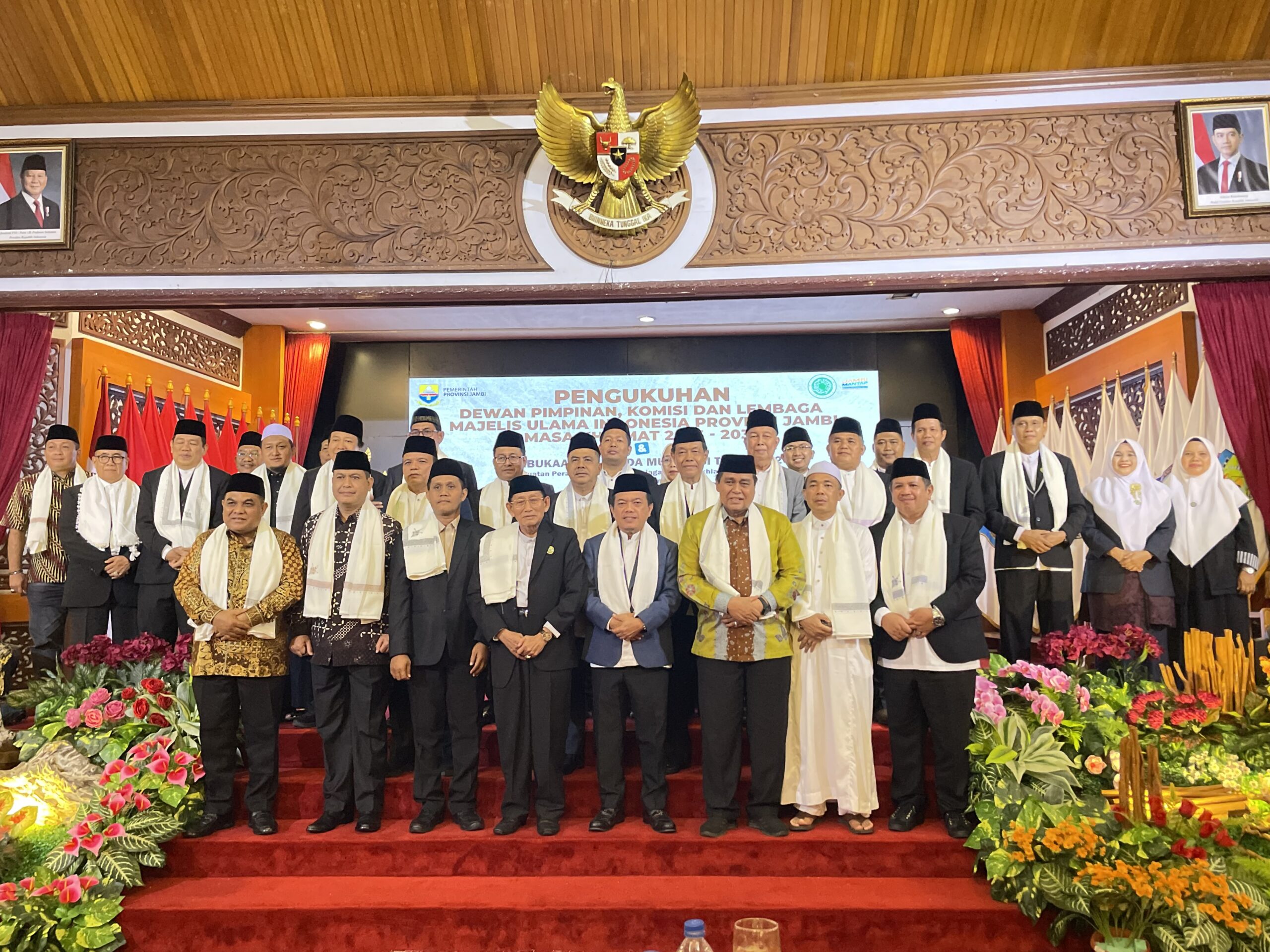 Wali Kota Jambi Maulana bersama pengurus MUI, tokoh agama, dan Rektor UIN STS Jambi saat pembukaan Rakerda dan pengukuhan pengurus MUI Kota Jambi di Aula Griya Mayang, Jambi.
