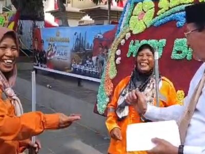 Usai hadiri HUT Bhayangkara, Ketua MUI Jambi Umar Yusuf tunjukkan kepedulian dengan berbagi kepada petugas kebersihan. Simak pesan inspiratif tentang berbagi sesama.