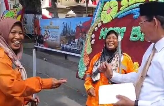 Usai hadiri HUT Bhayangkara, Ketua MUI Jambi Umar Yusuf tunjukkan kepedulian dengan berbagi kepada petugas kebersihan. Simak pesan inspiratif tentang berbagi sesama.