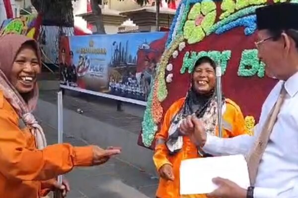 Ketua MUI Jambi Berbagi Rezeki dengan Petugas Kebersihan Usai HUT Bhayangkara