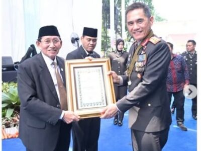 Ketua MUI Provinsi Jambi, Dr. KH. M. Umar Yusuf, M.H.I., raih penghargaan Kapolda Jambi atas kontribusi nyata dalam memperkuat sinergi menjaga keamanan dan kedamaian masyarakat.