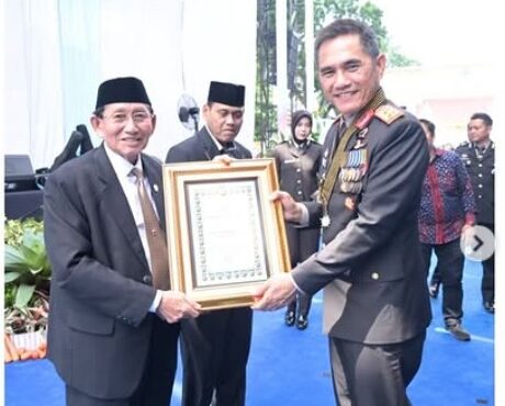 Ketua MUI Provinsi Jambi, Dr. KH. M. Umar Yusuf, M.H.I., raih penghargaan Kapolda Jambi atas kontribusi nyata dalam memperkuat sinergi menjaga keamanan dan kedamaian masyarakat.